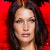 Изабела Хадид Голи