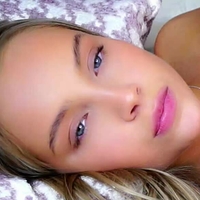 Усмихнати устни Голи